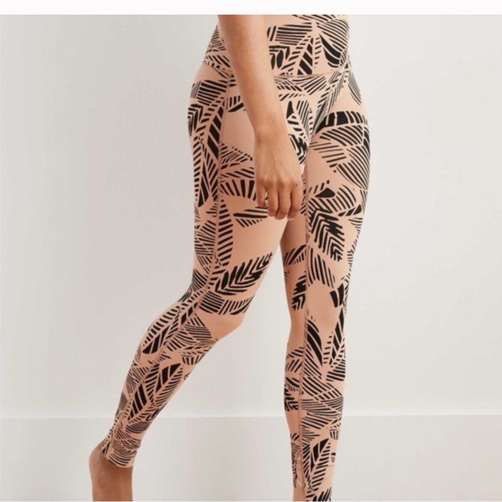 NWOT Aerie Chill. Play. Move. High Waisted Leaf Print Leggings S